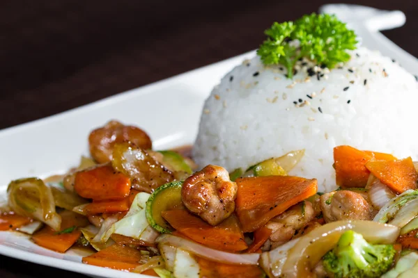 Курица и овощи с рисом — стоковое фото