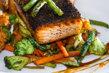 ızgara somon ve sebzeler