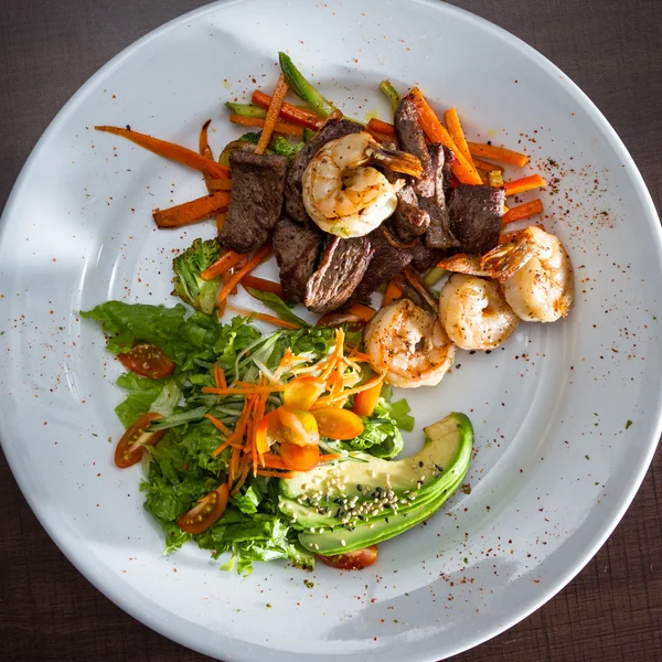 Surf and turf with a salad — Stock Photo, Image