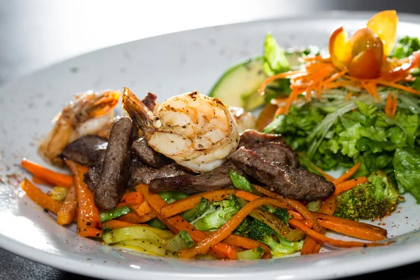 Surf and turf with a salad — Stock Photo, Image