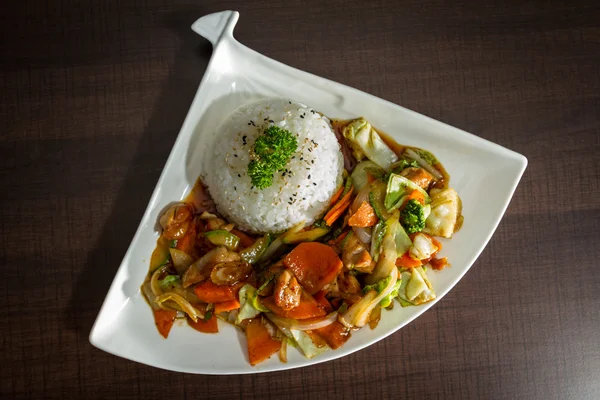 Chicken and vegetables served with stemmed rice — Stock Photo, Image