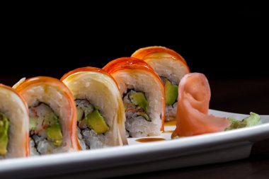 taze hazırlanmış suşi yemek 