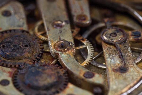 Engrenages rouillés dans une vieille montre de poche — Photo