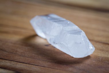 Berrak Kuvars kristali 