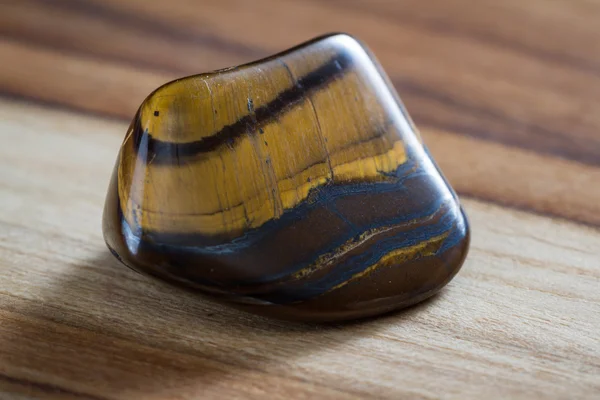 Kat of tiger eye edelsteen — Stockfoto