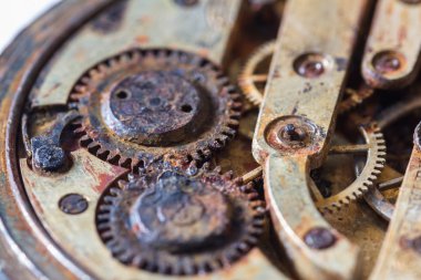 Eski bir cep saati paslı vites 