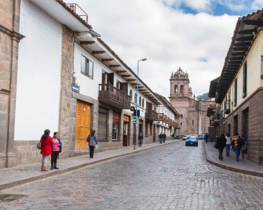 yürüyen insanlarla Cusco Katedrali yan görünümü