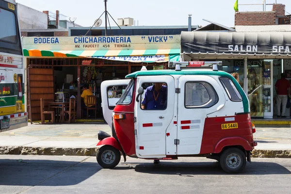 Three wheeler taxi mototaxi — Stock Photo, Image