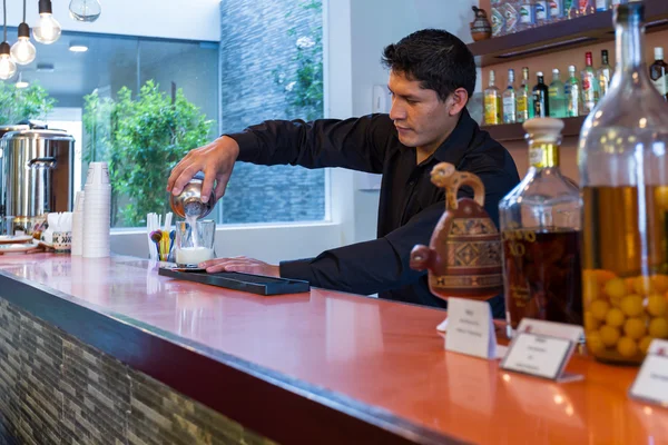Barman préparer un cocktail — Photo