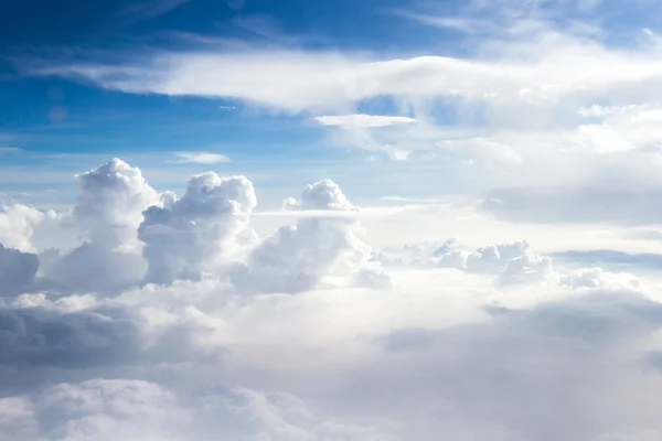 Formações de nuvens a partir de uma perspectiva diferente — Fotografia de Stock