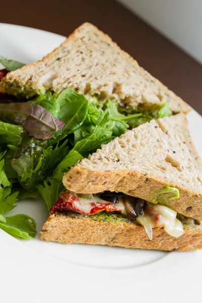 Sandwich vegetariano servido con una ensalada al lado — Foto de Stock