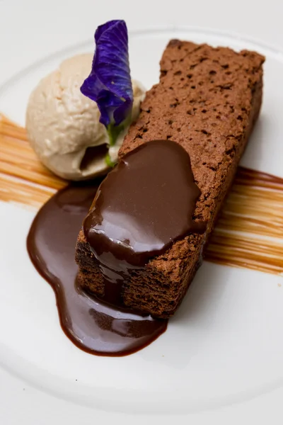 Chocolade brownie met vanille ijs — Stockfoto