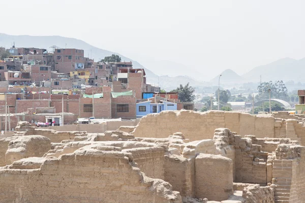 ペルーの古代都市をより近代的な町からコントラスト — ストック写真