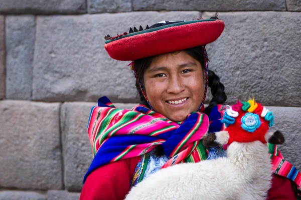 Yerel Perulu bir bebek kuzu holding — Stok fotoğraf