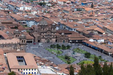 Cusco Katedrali ve Plaza de Armas 'ın manzarası 