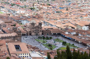 Cusco Katedrali ve Plaza de Armas 'ın manzarası 