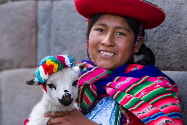 Nativo peruano sosteniendo un cordero bebé — Foto de Stock