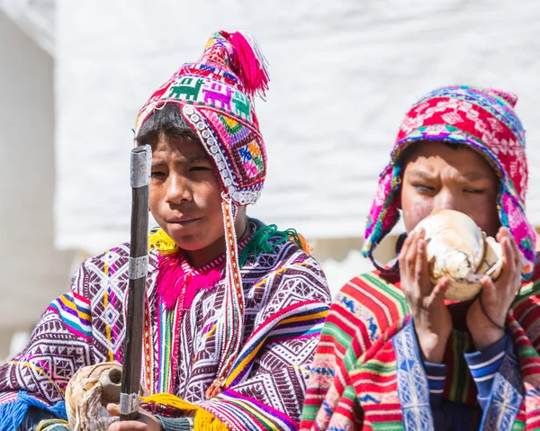 Niños con ropa tradicional quechua — Foto de Stock