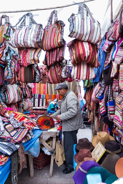 Man sprzedaży peruwiański torby i inne upominki — Zdjęcie stockowe