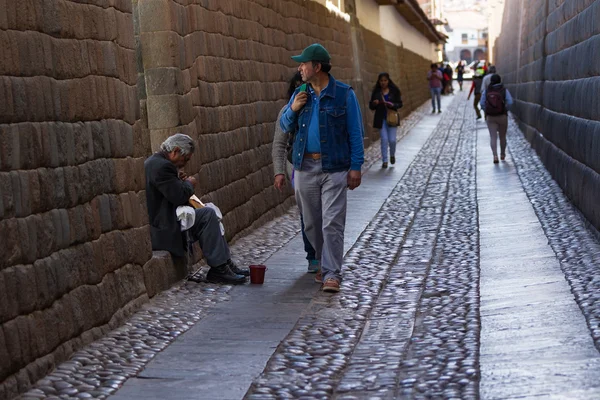 Peruano nativo tocando un instrumento musical — Foto de Stock