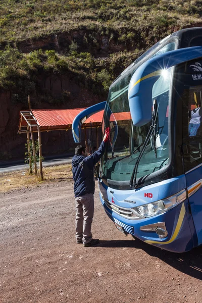 Autobus wycieczkarz i kierowca w Peru — Zdjęcie stockowe