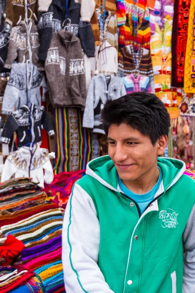 Homem vendendo sacos peruanos e outras lembranças — Fotografia de Stock