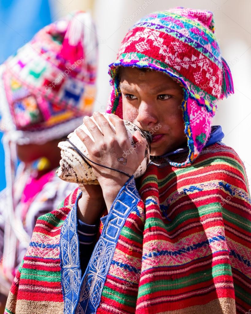 Kinder in traditioneller QuechuaKleidung — Redaktionelles Stockfoto