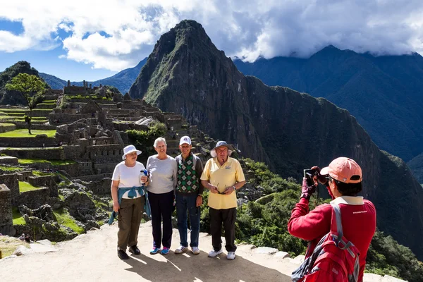 Turistas en Machu Pichu — Foto de Stock