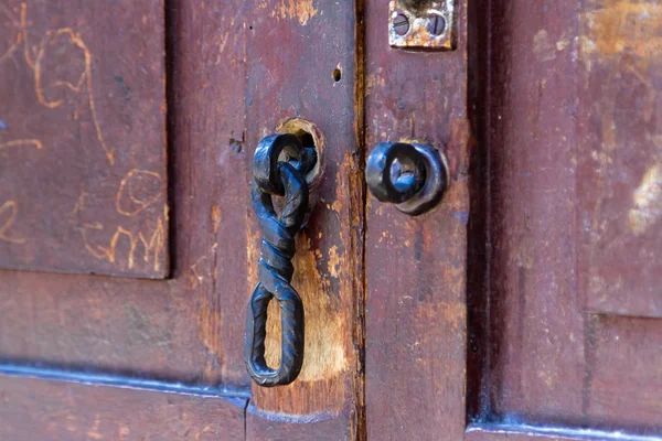 Velha porta da frente — Fotografia de Stock