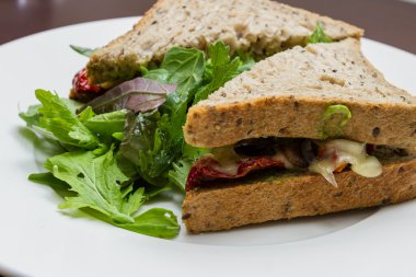 Vejetaryen sandviç salata ile servis 