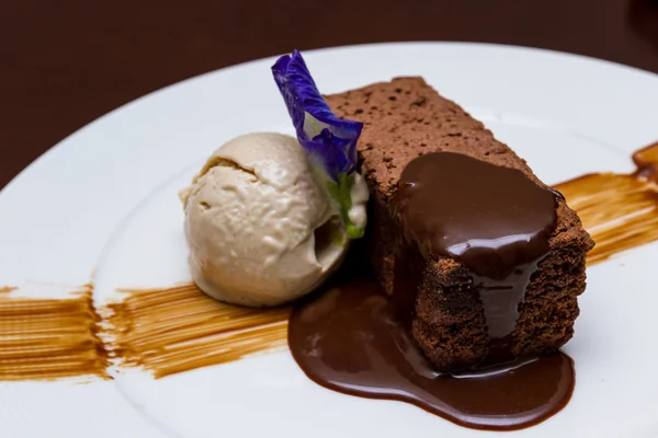 Chocolade brownie met vanille ijs — Stockfoto