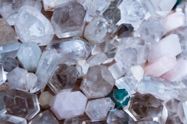 Boyut ve renkleri çeşitli kristaller