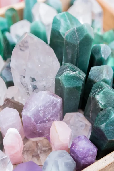 Krystaller i forskellige størrelser og farver - Stock-foto