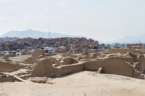 ペルーの古代都市をより近代的な町からコントラスト — ストック写真