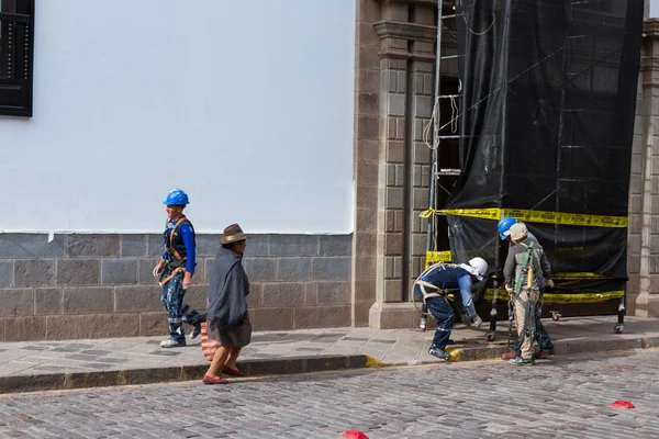 Dangerous painting job — Stock Photo, Image