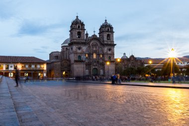 Gün batımından sonra Cusco Katedrali
