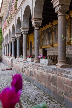 Qurikancha güzel taş sütunlar 