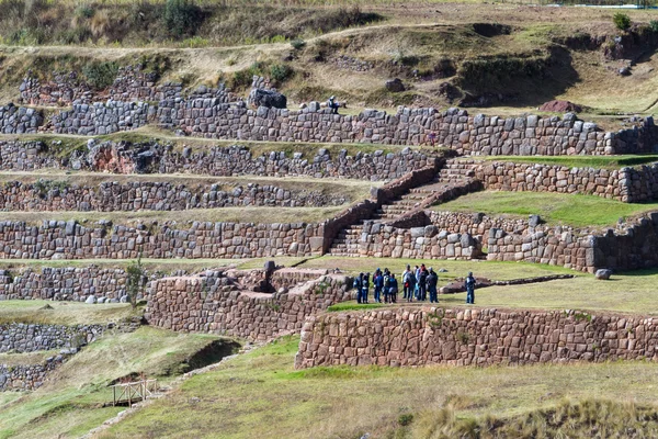 Tour en grupo explorando Terrazas Incas — Foto de Stock