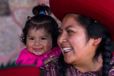 Yerel bir Perulu anne ve bebek kızı kapat 