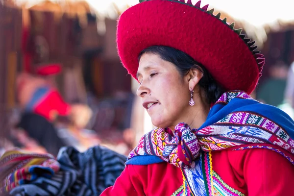 Peruana nativa en el mercado vendiendo sus creaciones — Foto de Stock