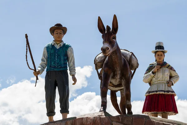 Monument in Plaza de Armas (main square) in Maras — Stock Photo, Image