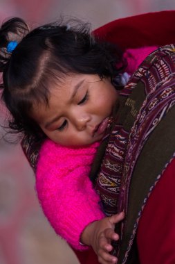 Meraklı bir yerel Perulu bebek portresi 