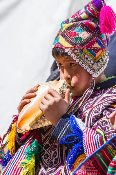 Children in traditional Quechua clothes — Stock Photo, Image