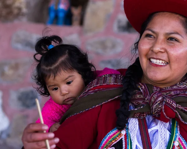Weaver woman with her baby in Chinchero — Stock Photo, Image