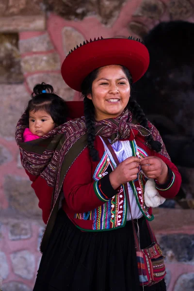 Weaver woman with her baby in Chinchero — Stock Photo, Image