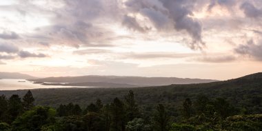 Gün batımında Arenal Gölü