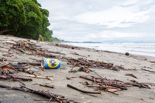 Lata de cerveza en la playa — Foto de Stock