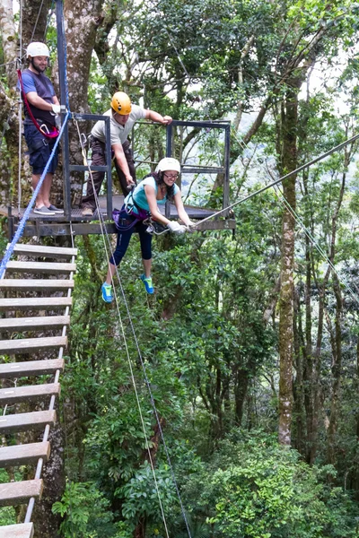 Paseos en canopy con cremallera en Costa Rica — Foto de Stock