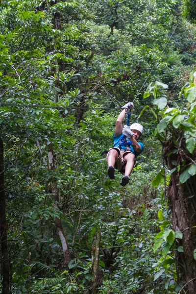 Paseos en canopy con cremallera en Costa Rica — Foto de Stock