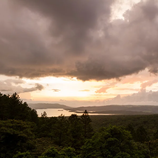 Arenal jezero odraz slunce — Stock fotografie